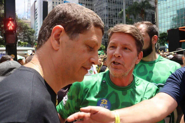 Mario Frias aponta o dedo na cara de Salles em ato pró Flavio na Paulista - destaque galeria Mario Frias aponta o dedo na cara de Salles em ato pró Flavio na Paulista - destaque galeria