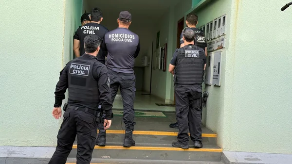 policiais de costas