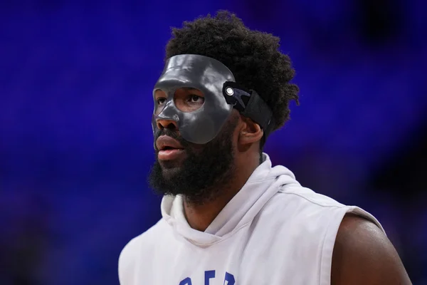 Joel Embiid, pivô do Philadelphia 76ers, volta após fratura no rosto
