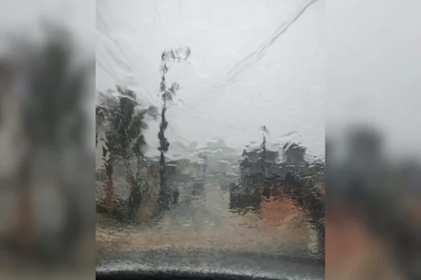Imagem colorida de chuva em janela de um carro - Metrópoles