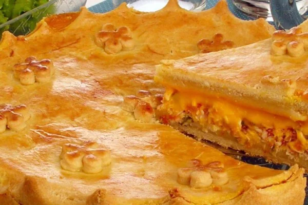 Torta de frango cortada em pedaços