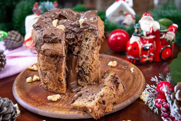 Na foto, um chocotone recheado partido e uma decoração de Natal - Metrópoles