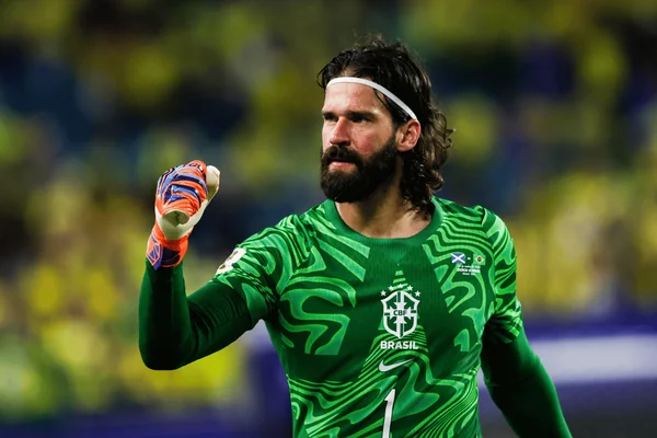 foto com cor - uniforme verde de alisson becker - metrópoles