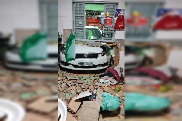 Carro invade casa no Recanto das Emas