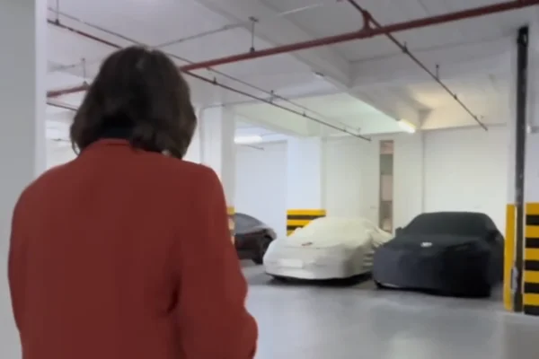 Foto colorida da senadora Damares Alves na garagem do prédio onde tem escritório