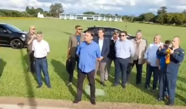 O presidente Bolsonaro se manifesta após derrota nas urnas para seus apoiadores em beira de laguinho no Palácio do Alvorada - Metrópoles