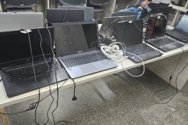 Imagem colorida de computadores. Metrópoes
