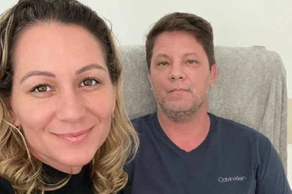 Mario Frias e esposa