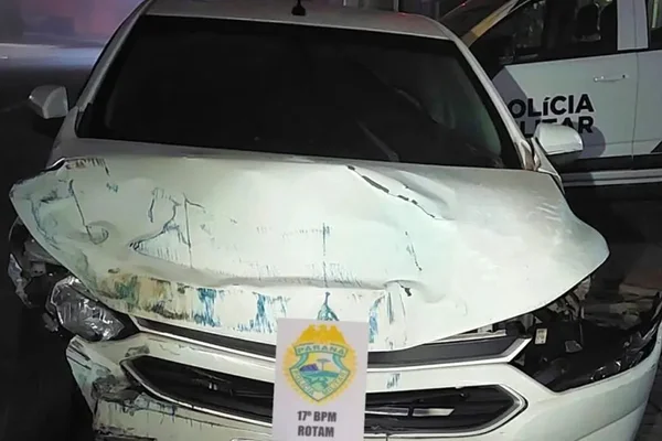 Imagem colorida mostra PMs descobrem motorista de aplicativo sequestrado em porta-malas de carro em Curitiba - Metrópoles