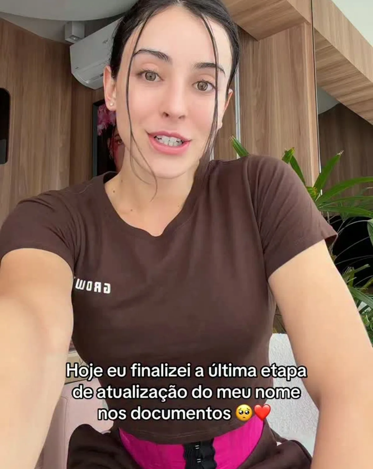 Bella Longuinho contou que seu visto está com gênero masculino Bella Longuinho contou que seu visto está com gênero masculino