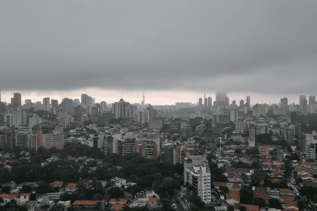 Frente fria derruba temperaturas em São Paulo e provoca chuvas intensas com ventania