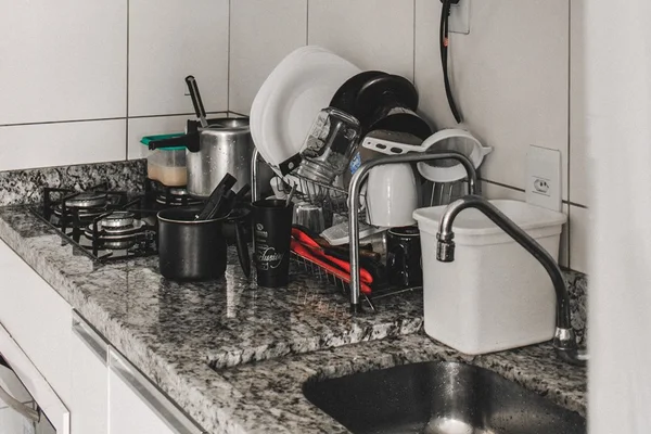 Do ralo à esponja: veja ranking de bactérias na pia da cozinha