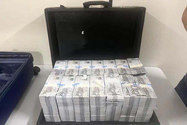 "Golpistas do BNDES" são presos com mala repleta de dinheiro falso
