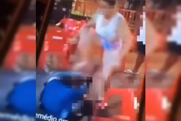 Mulher desce porrada em homem no DF