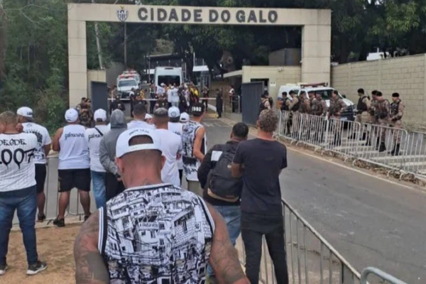 Foto colorida do protesto na Cidade do Galo, CT do Atlético-MG - Metrópoles