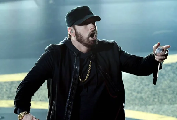 Eminem morreu? Obituário de cantor causa polêmica na web. Entenda
