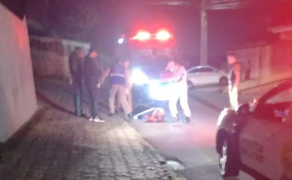 Homem é agredido com facão e atropelado por moto durante briga