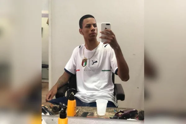 jovem tira foto em frente à espelho
