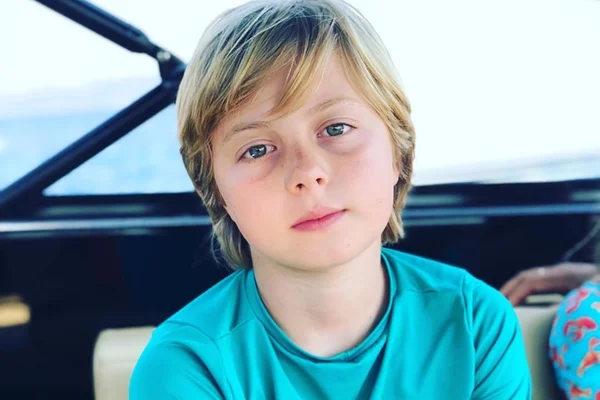 Benício, filho de Angélica e Luciano Huck, recebe alta após cirurgia