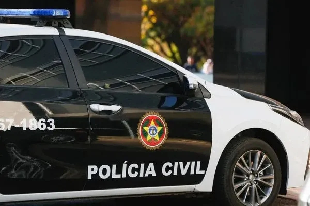 Criminosos armados em carro passam atirando e matam três pessoas no RJ