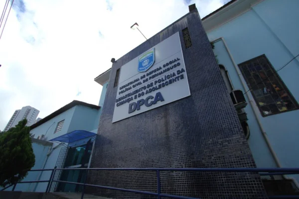 Fachada da DPCA professor - Metrópoles