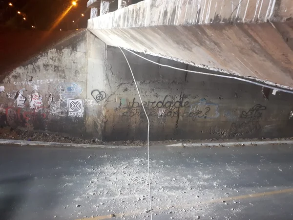 Caminhão entala em viaduto da Asa Norte e deixa rastro de destruição