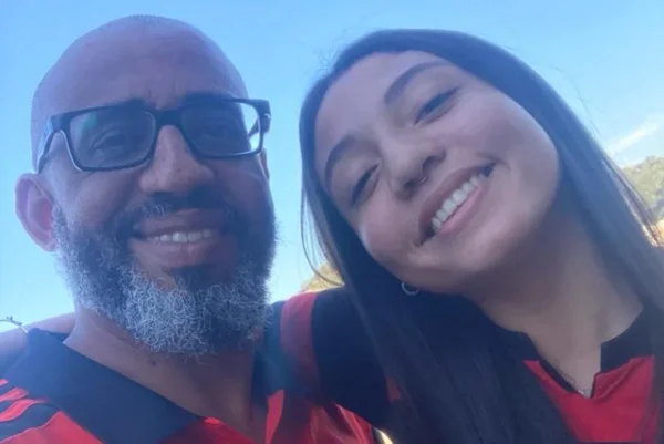 Imagem colorida de Chris Alves e a filha, Fernanda - Metrópoles