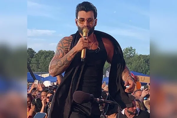 Fã invade palco de Gusttavo Lima e reação do cantor surpreende