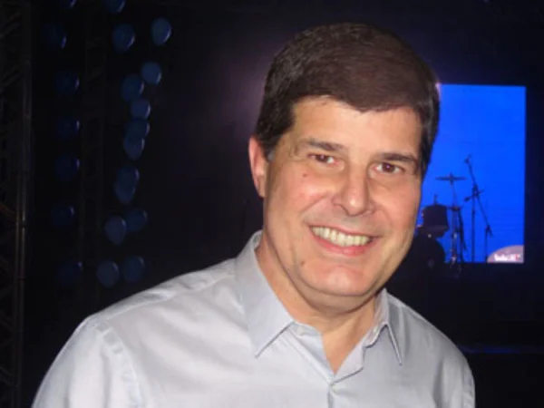 João Bernardo Simões, conhecido como JB, apresentador da Santa Cecilia TV