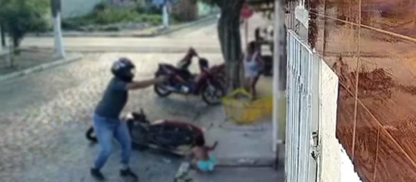 Homem de capacete atirando