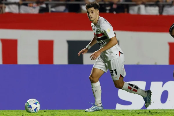 Imagem colorida mostra o volante do São Paulo Damian Bobadilla em jogo do clube - Metrópoles