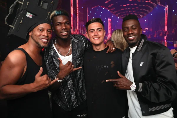 Em balada estrelada, Ronaldinho curte noite com craques da bola