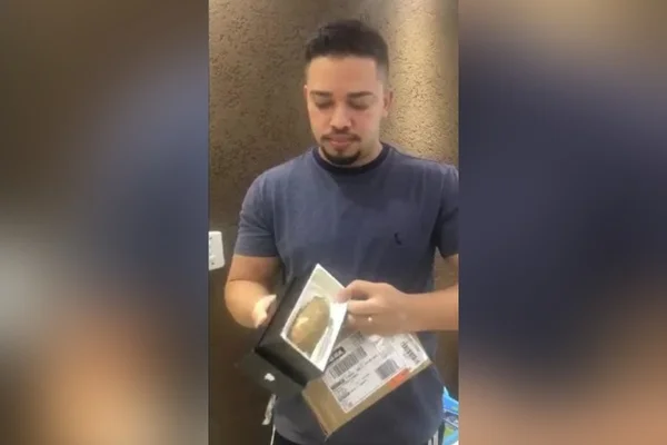 Renato César Romualdo de Menezes recebeu uma mandioca no lugar de um smartphone