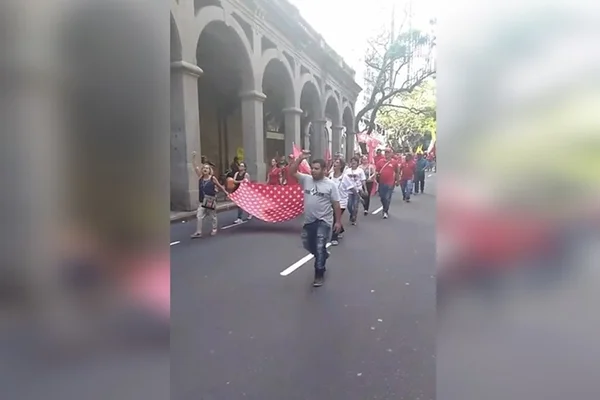Manifestantes ovacionam Lula e são hostilizados em Porto Alegre