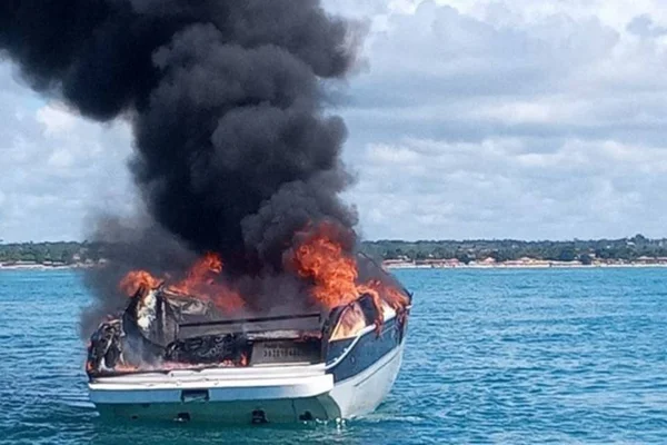 Foto colorida de lancha pegando fogo na Bahia - Metrópoles
