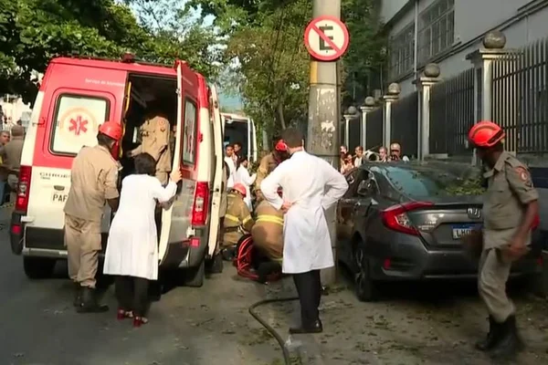 Médica baleada invade calçada com carro, atropela dois e morre no Rio