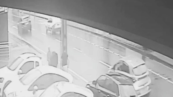 Foto em preto e banco da briga entre motorista e pedestre - Metrópoles