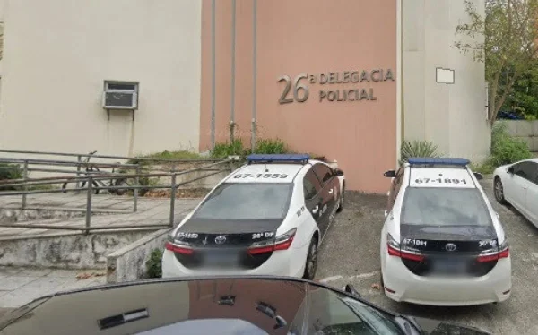 “Viado imprestável”: mãe é presa por homofobia ao agredir filho no RJ