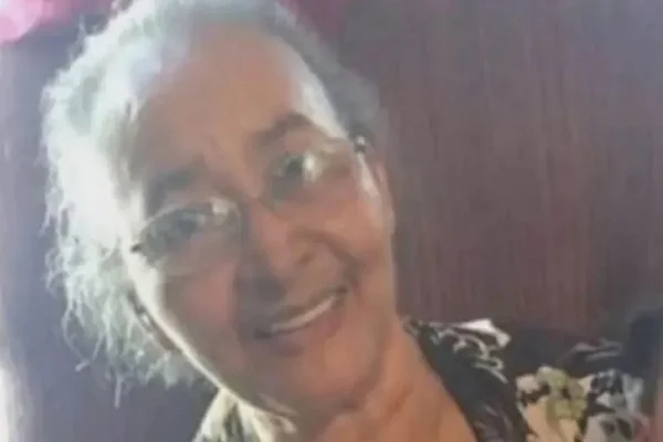 Imagem colorida, mulher sorrindo - Metrópoles