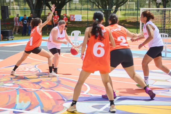 Fotografia colorida mostrando mulheres jogando basquete-Metrópoles