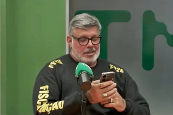 Alexandre Frota faz ligação ao vivo em entrevista