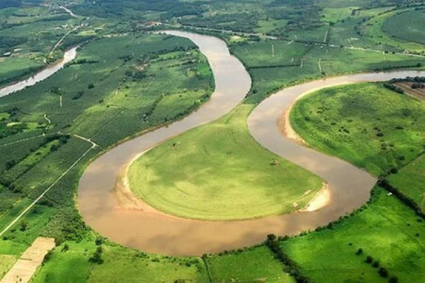 Imagens coloridas mostram leito de rio visto do alto