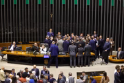 Bolsonaristas bloqueiam cadeira de Hugo Motta ao pedir anistia