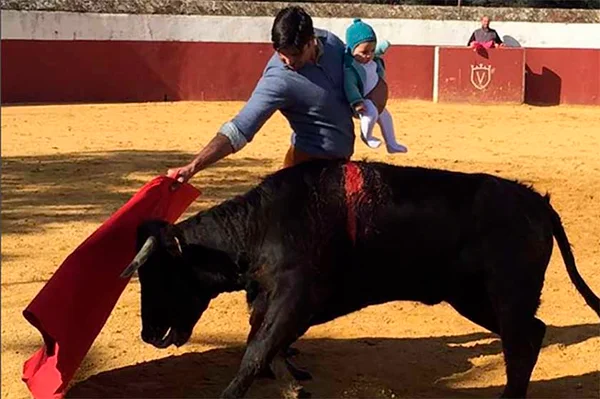 Espanhol Fran Rivera posta polêmica foto com a filha de cinco meses durante uma tourada