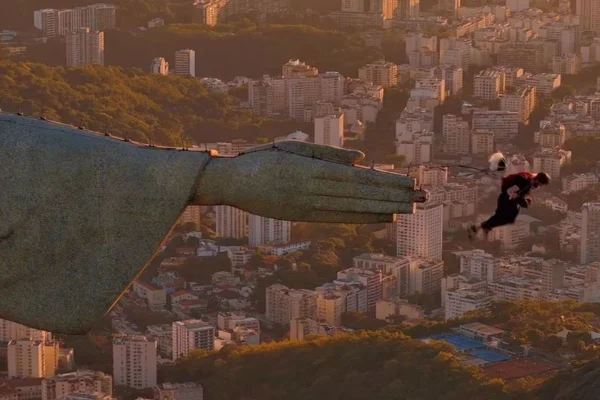 Homem que invadiu Cristo Redentor e pulou de paraquedas é identificado