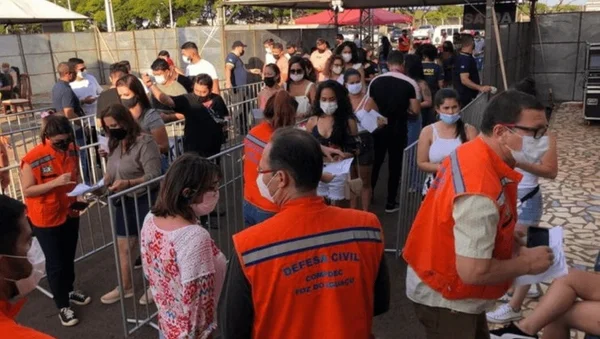 Em um show do cantor Gusttavo Lima em Foz do Iguaçu, 13 pessoas tentaram forjar testes de Covid para poder entrar