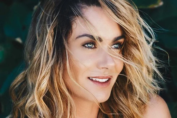 Luize Altenhofen aparece de topless e com o bumbum cheio de areia