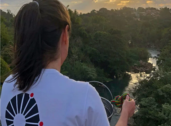 Imagem colorida de mulher olhando um rio