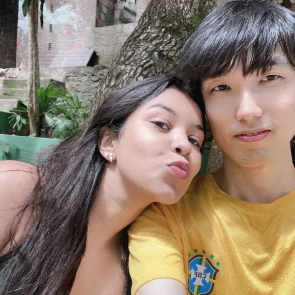 Imagem colorida do casal Luisa e Yan - Metrópoles
