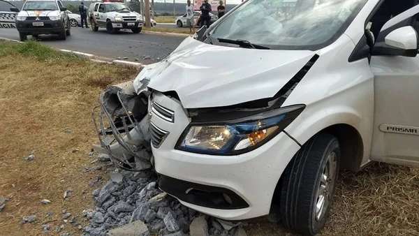 Homem rouba carro, bate em poste na BR-070 e é preso pela PM